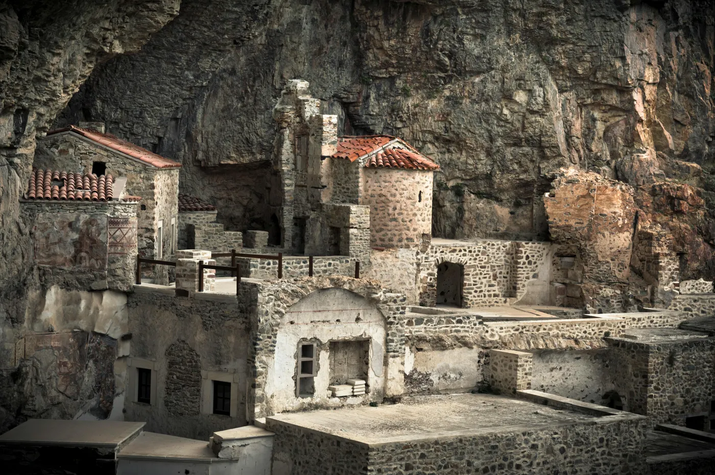 Monastère orthodoxe en pierre au-dessus de la côte adriatique